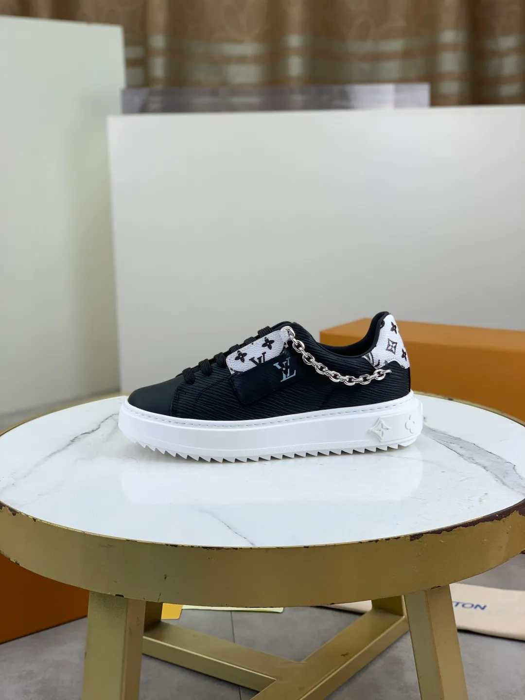Men's men's shoes 💰P700 new style 💶 top version [LOUIS VUITTON] couple 🧑‍🤝‍🧑 craft style counter series (original order) new style 🍀LV Louis Vuitton - top version LV classic high-top trendy shoes! Made of imported original craft calfskin, original breathable lining, and original wear-resistant, lightweight, high-end TPU outsole! High quality products! 3️⃣ colors are available, size: female 35-39, male 39-44 (female 40, male 45 customized)